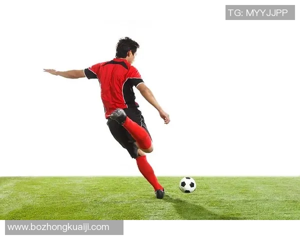 日本足球明星背影照片展现运动魅力与坚韧精神的完美结合
